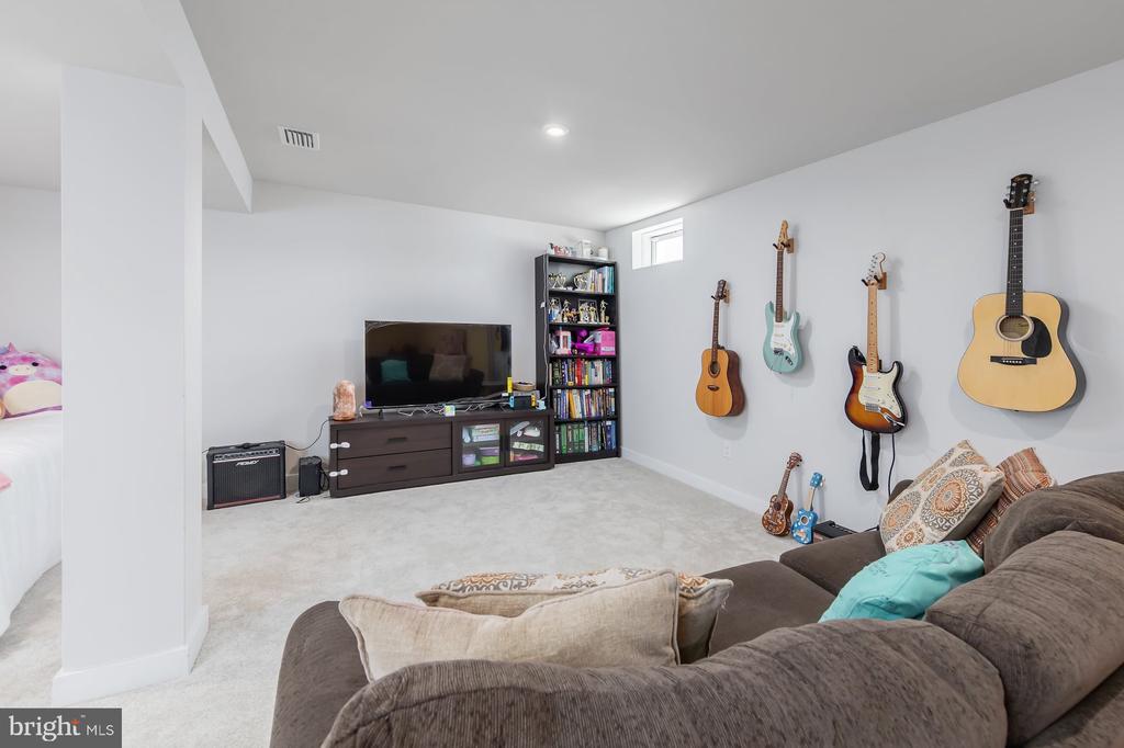5 PRESLEY WAY
