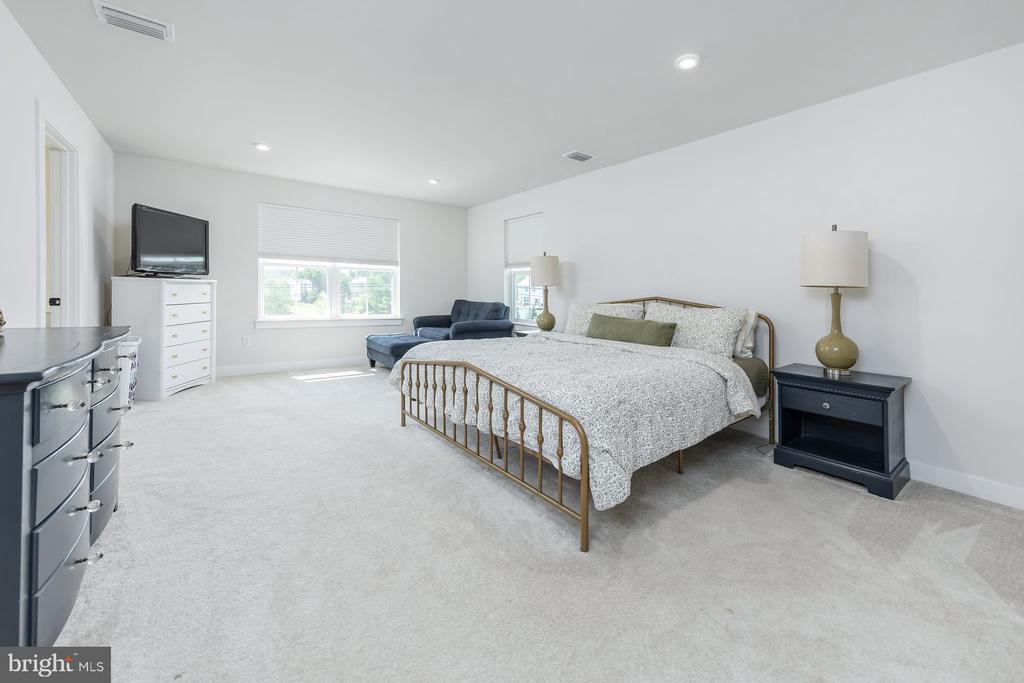 5 PRESLEY WAY