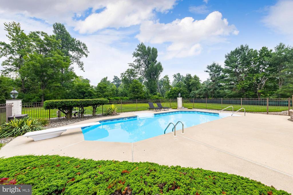 11 TURTLE CREEK DRIVE