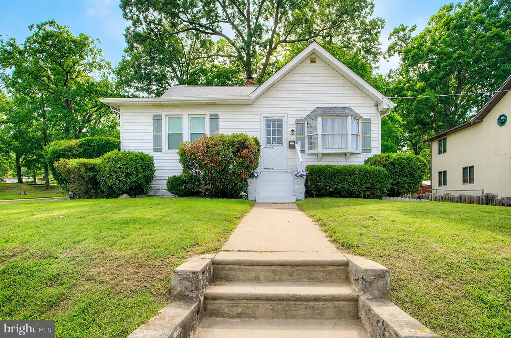 102 WOODLYNNE AVENUE