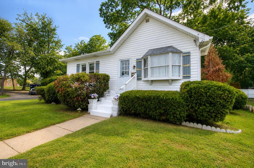 102 WOODLYNNE AVENUE