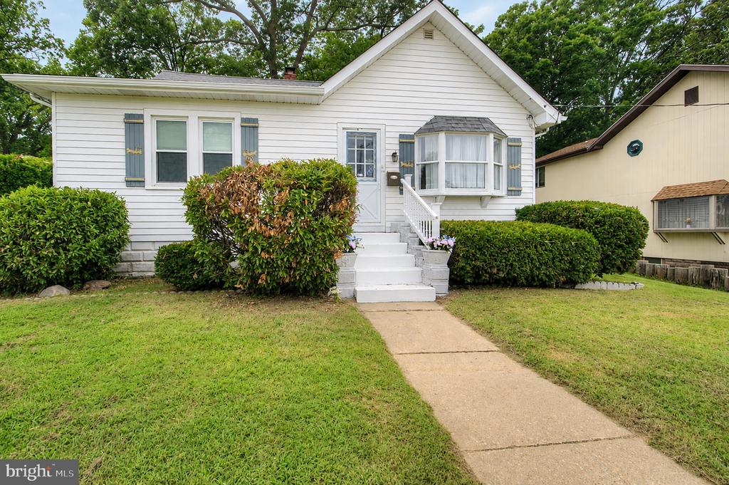 102 WOODLYNNE AVENUE