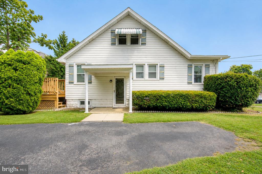 102 WOODLYNNE AVENUE