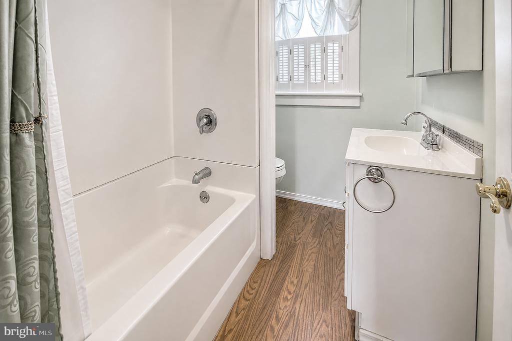102 WOODLYNNE AVENUE