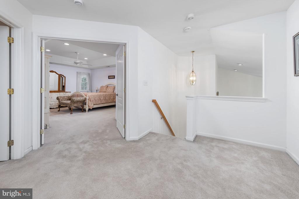 10 LANGE COURT