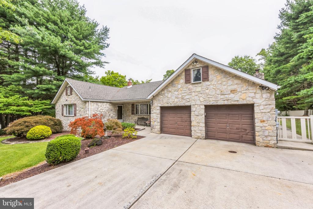 10 FORSYTHIA LANE