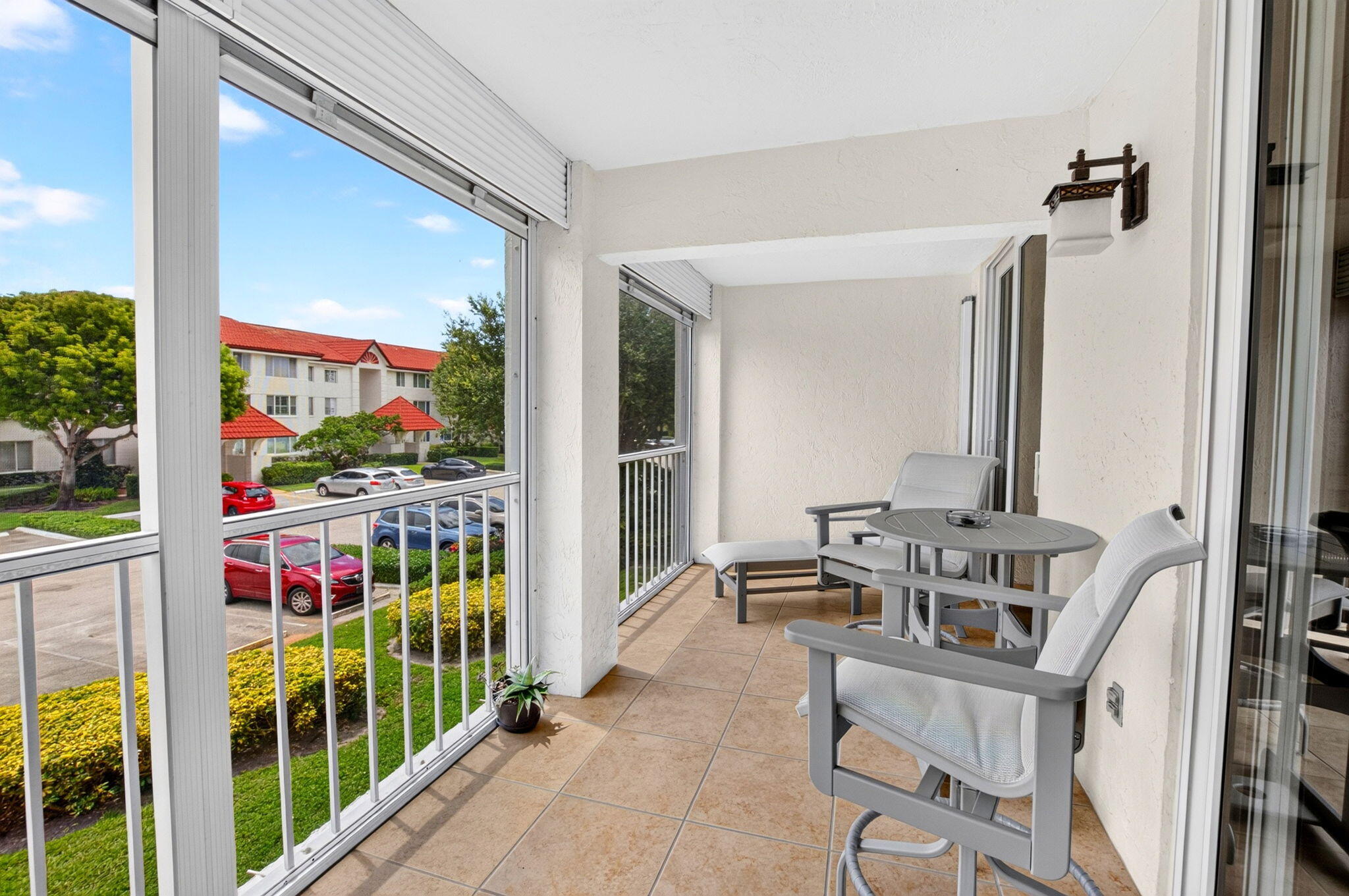 104 HALF MOON Circle D2