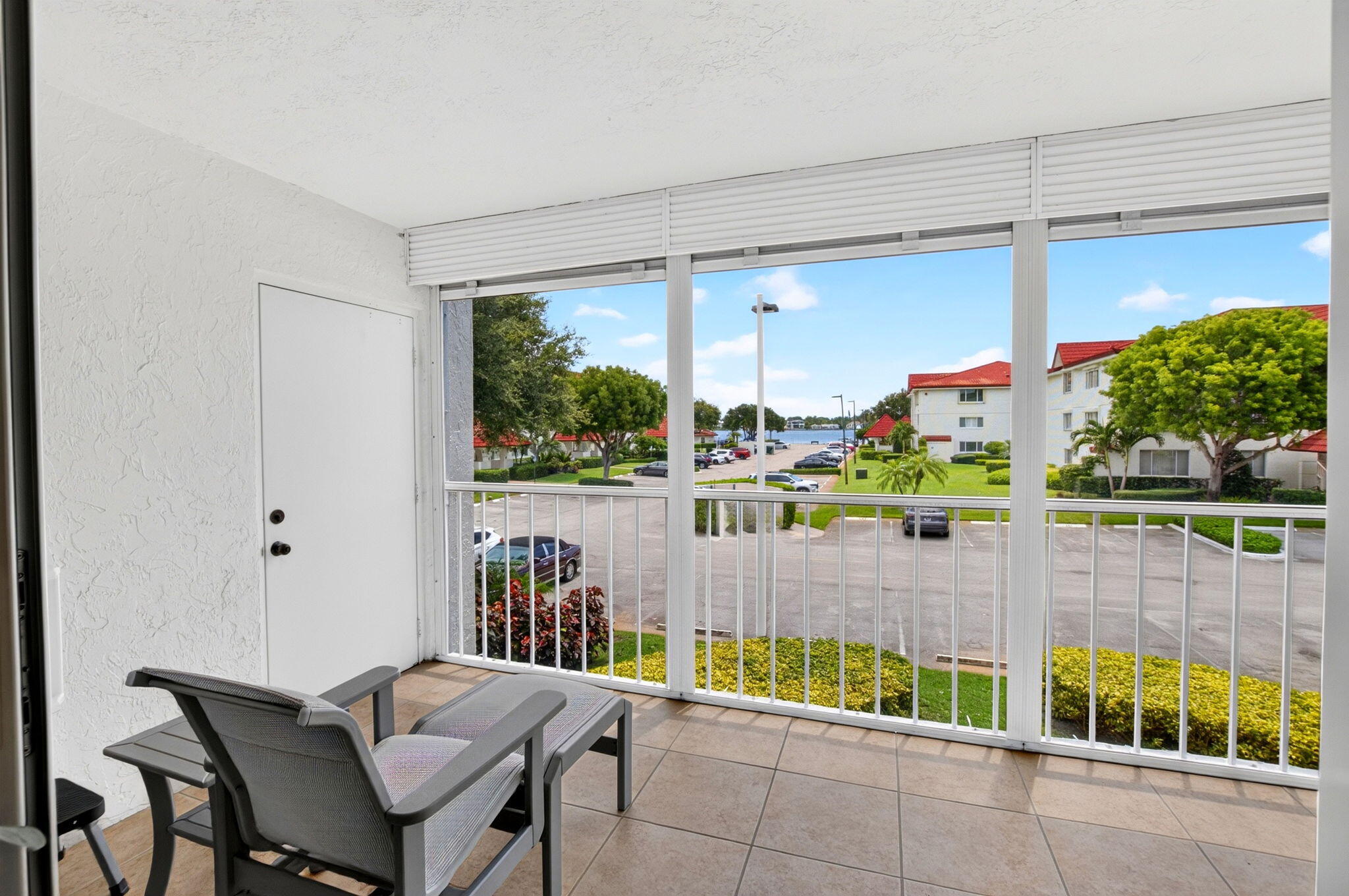 104 HALF MOON Circle D2