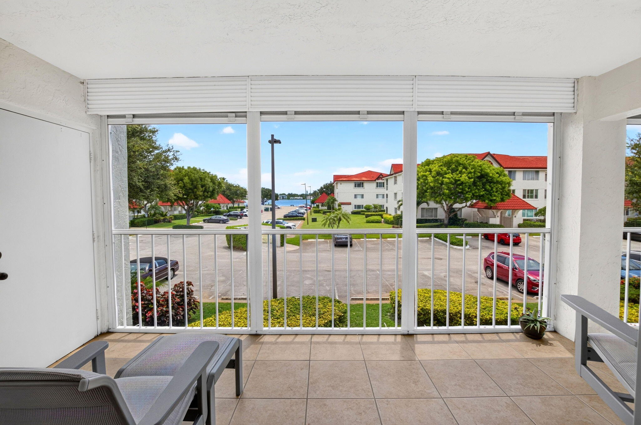104 HALF MOON Circle D2