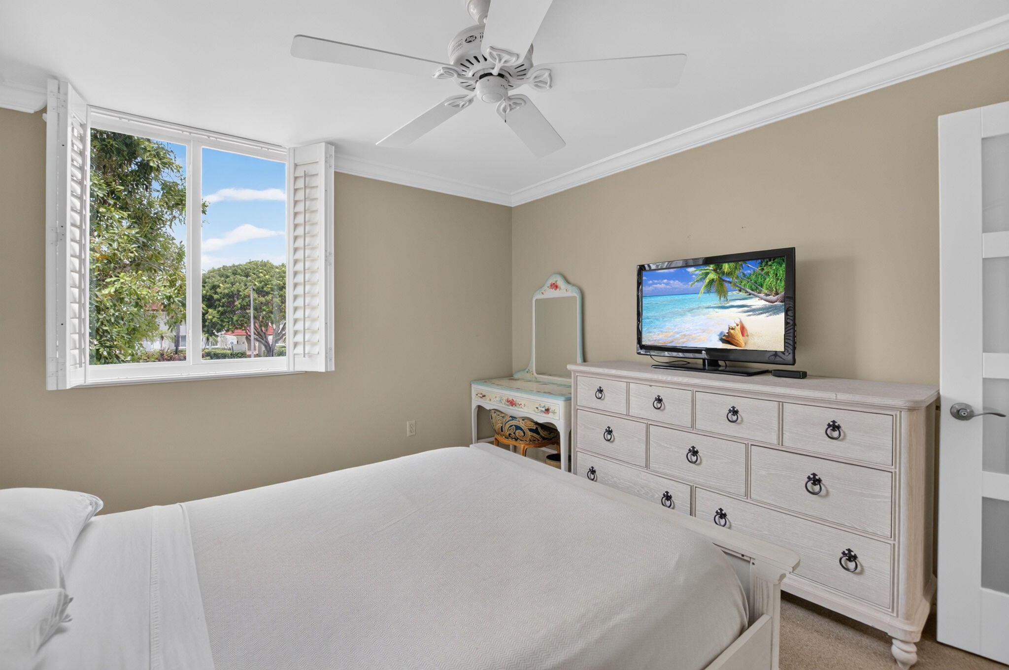 104 HALF MOON Circle D2