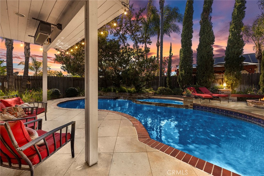 5553 Avenida Florencia
