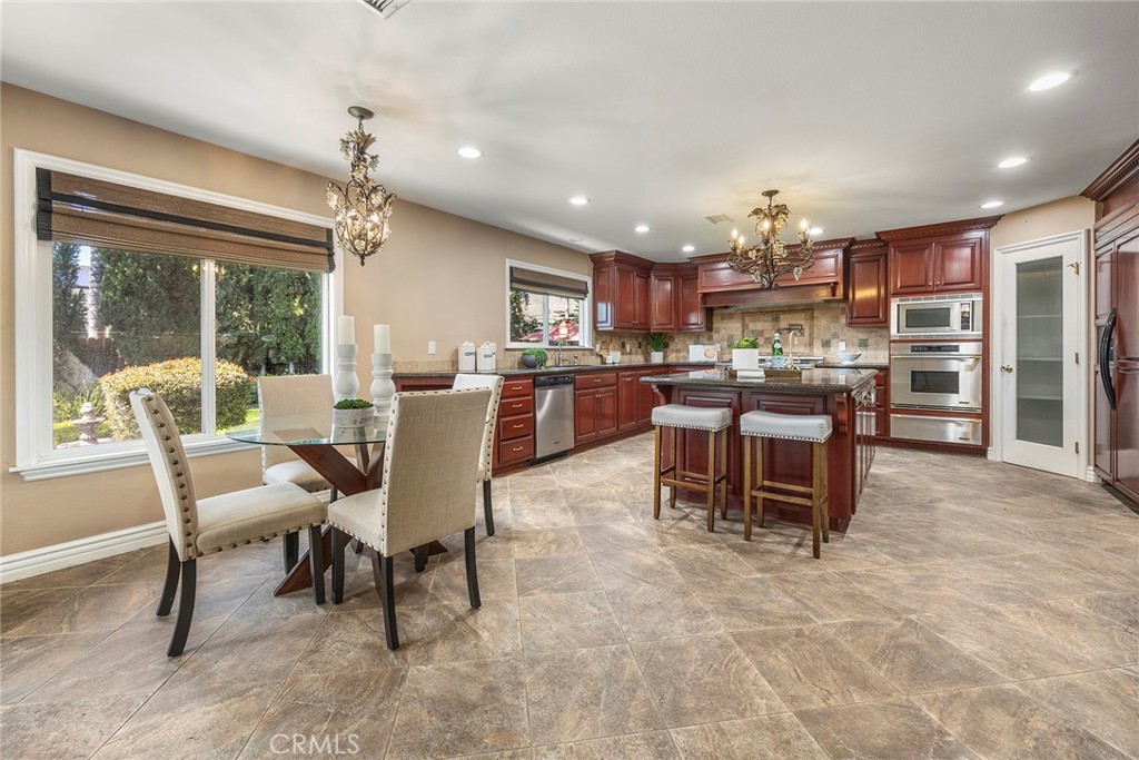 5553 Avenida Florencia