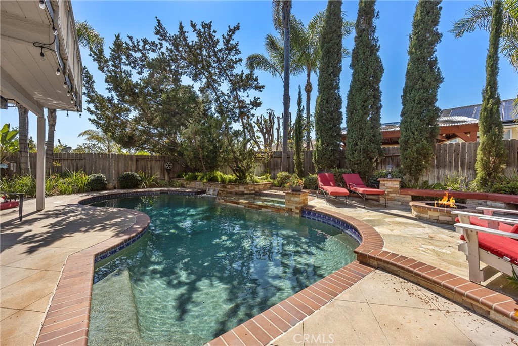 5553 Avenida Florencia