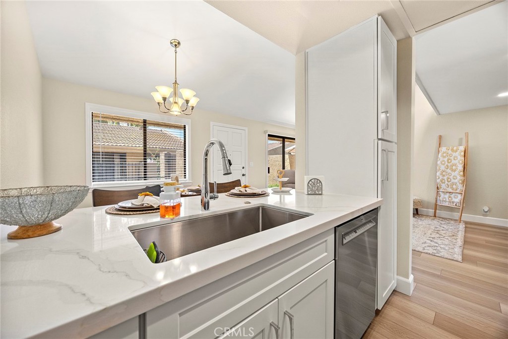 4692 Lakeview Avenue 8