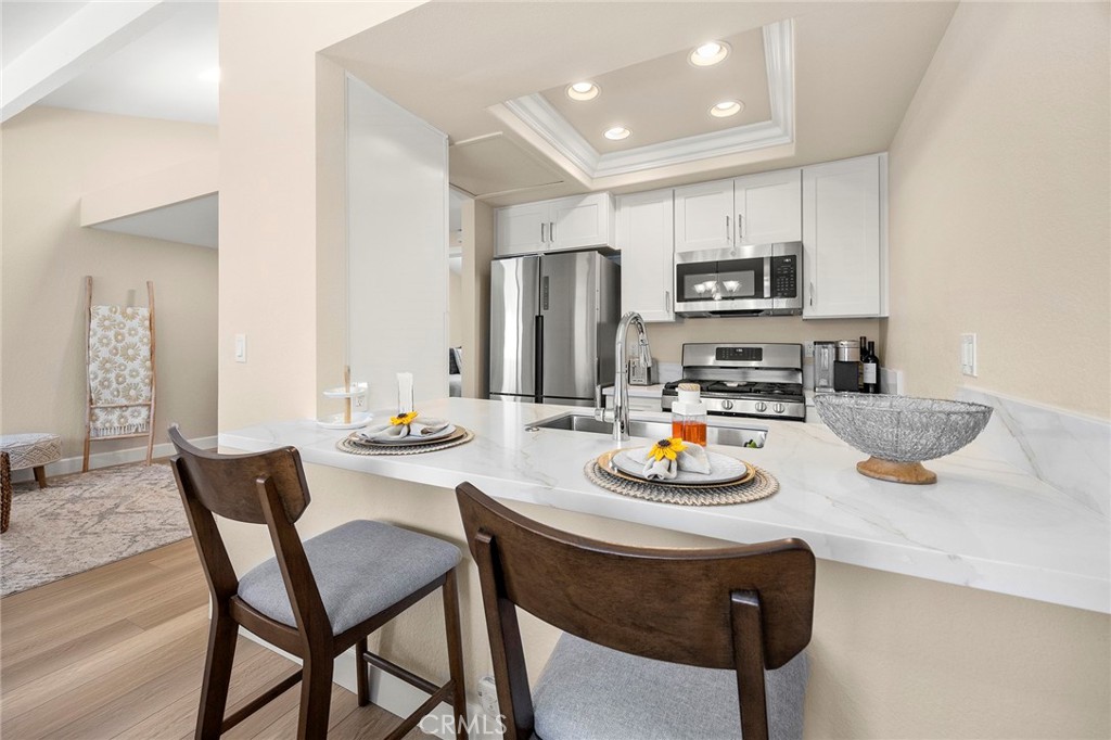 4692 Lakeview Avenue 8