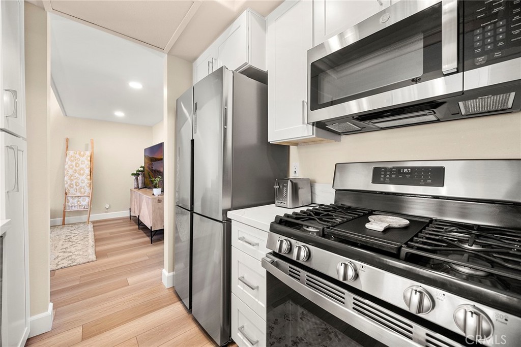 4692 Lakeview Avenue 8