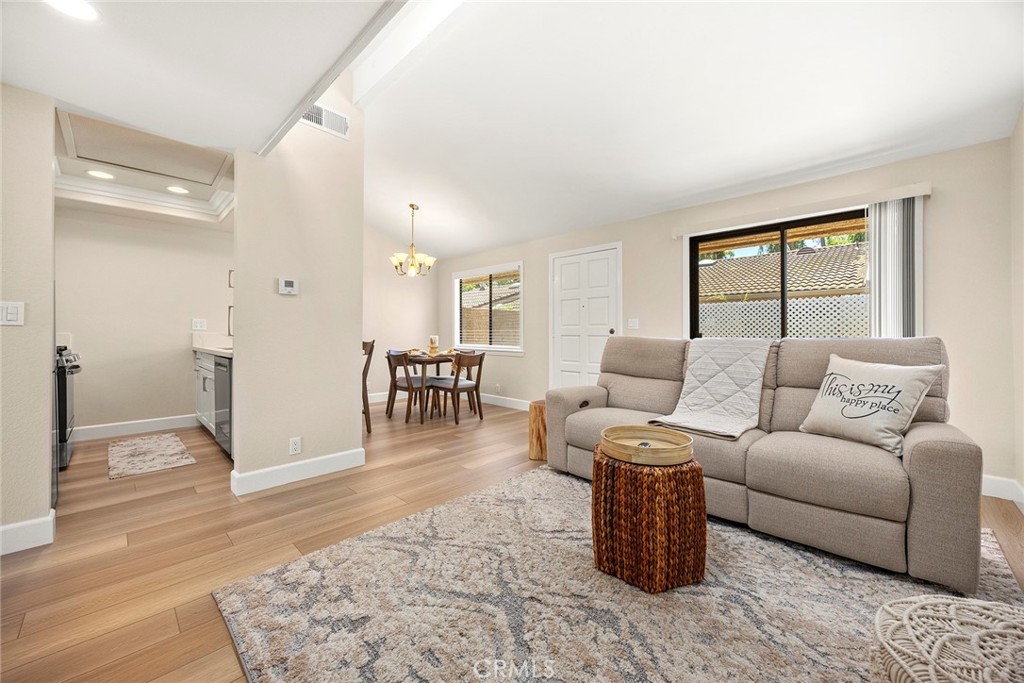 4692 Lakeview Avenue 8