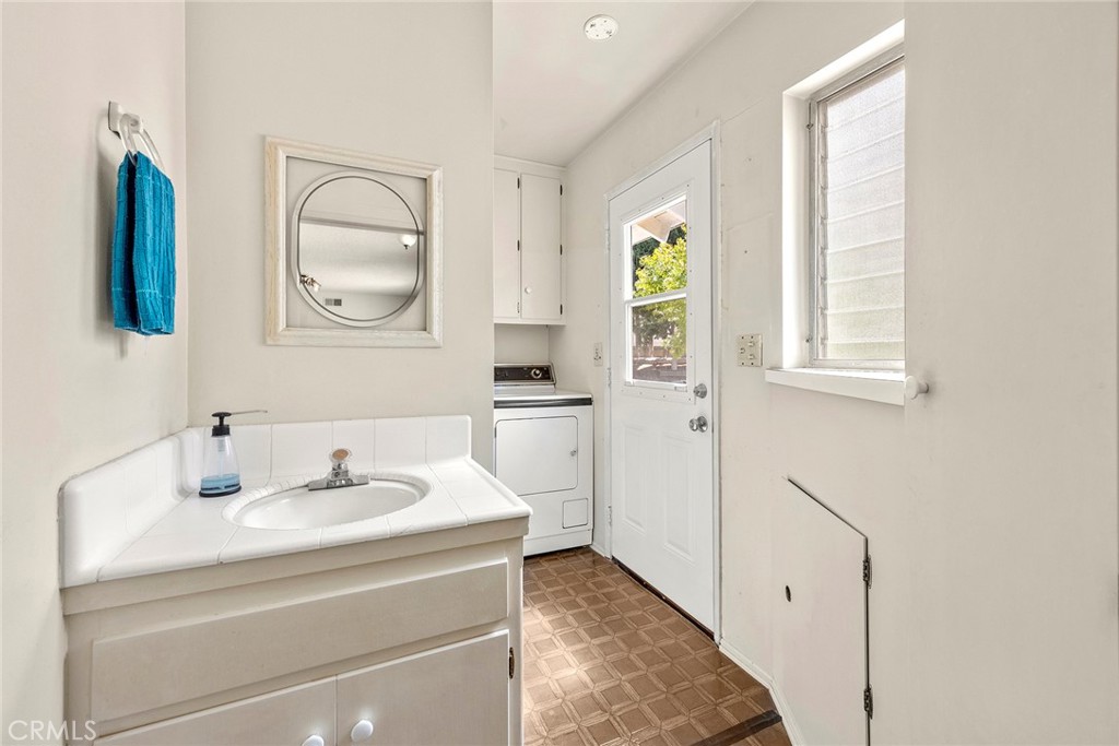 3948 E Lynnwood Avenue