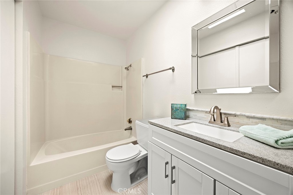 4678 Lakeview 1