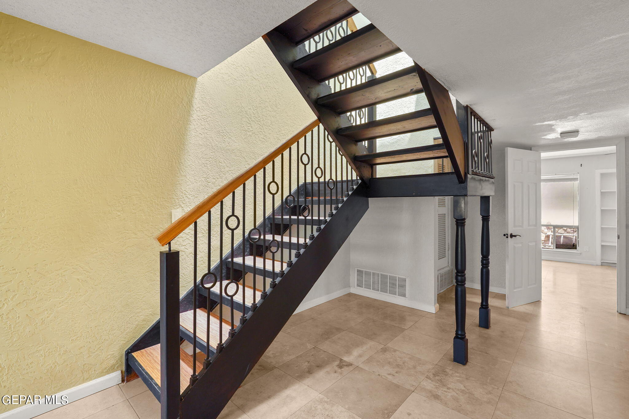 411 IRONDALE Drive, B