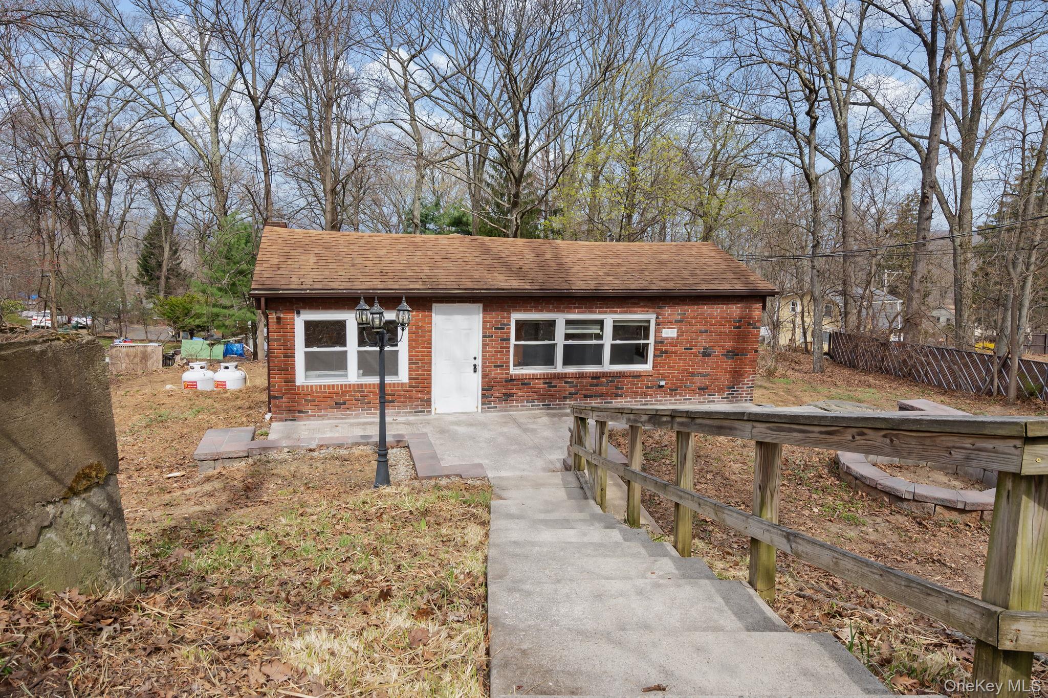 4 Woodland Circle N
