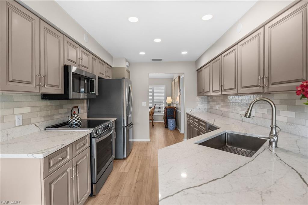 812 Reef Point CIR