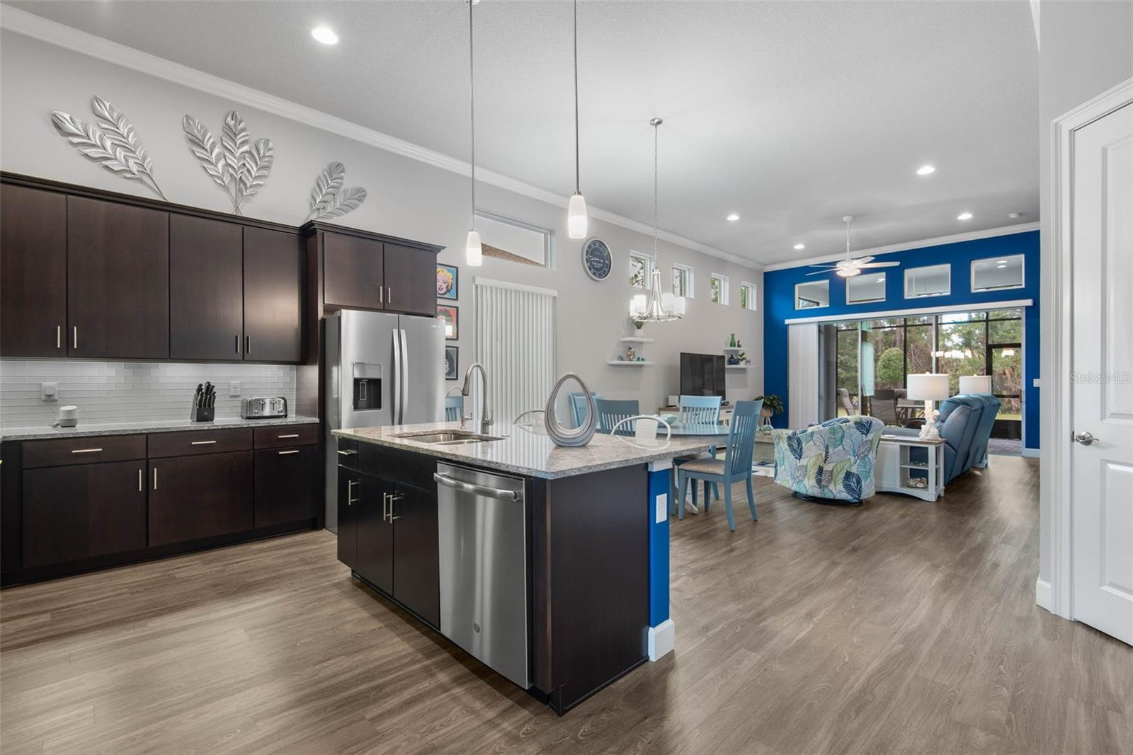 807 CREEKWOOD DR