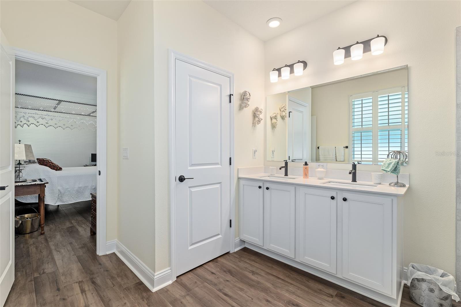 6 SIGNET CIR