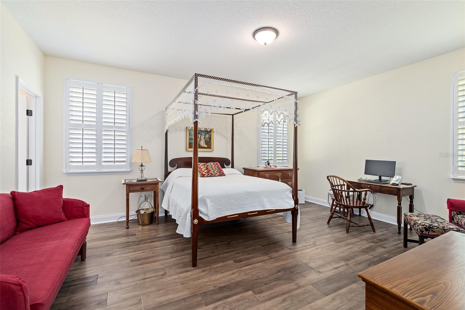 6 SIGNET CIR