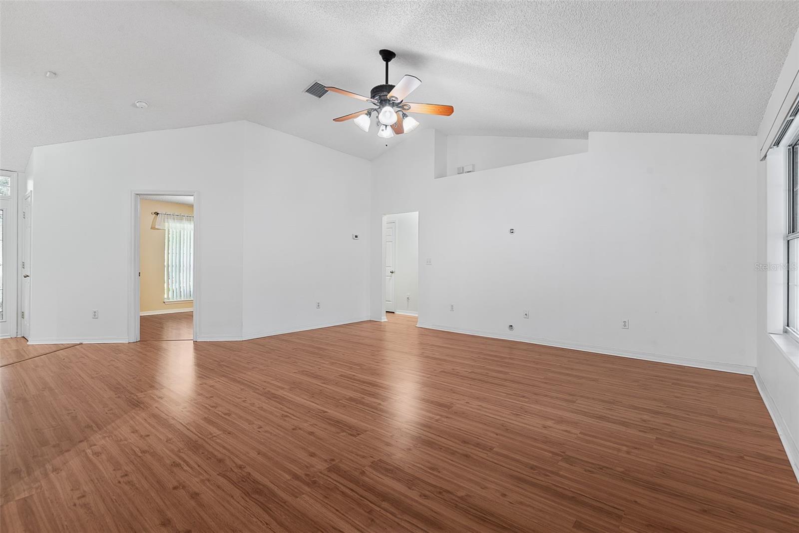 18 WOODSTON LN