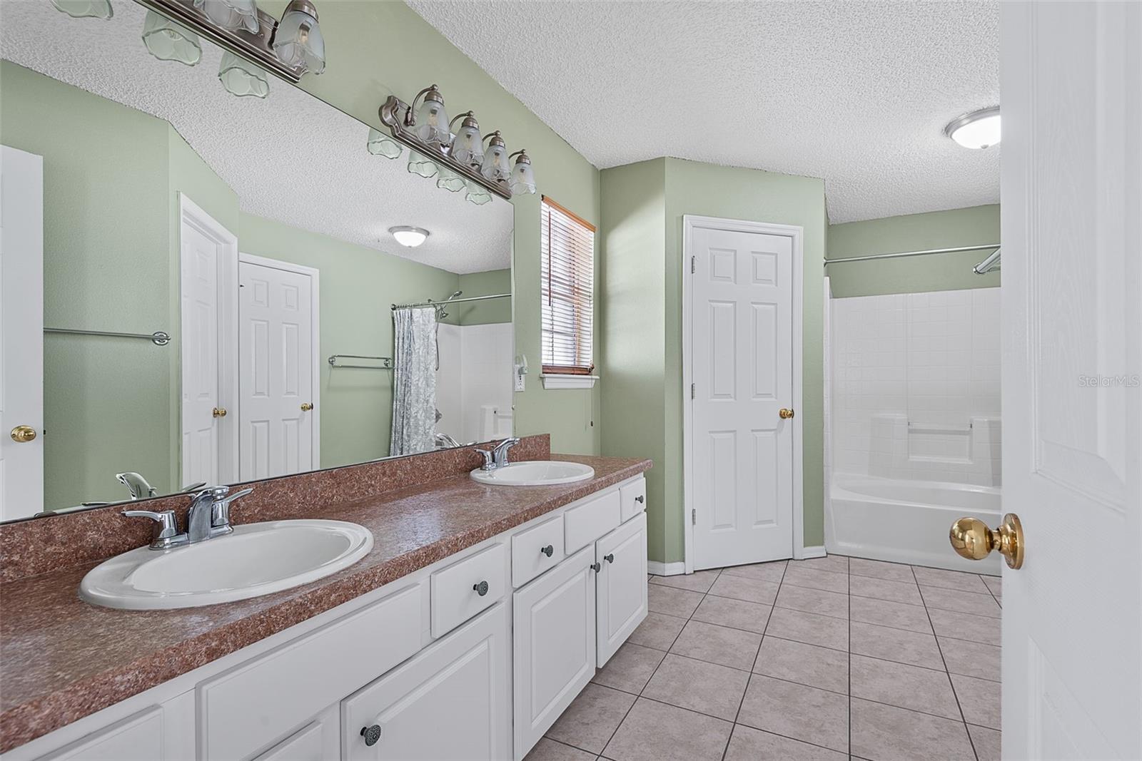 18 WOODSTON LN
