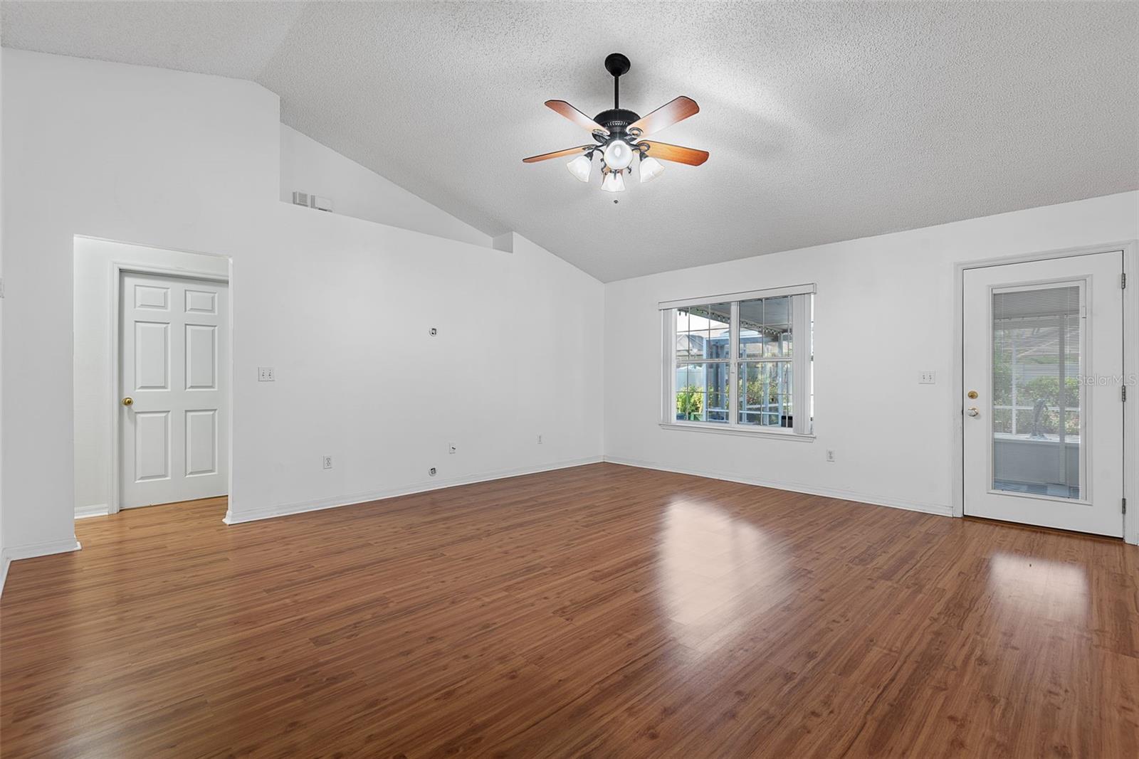 18 WOODSTON LN