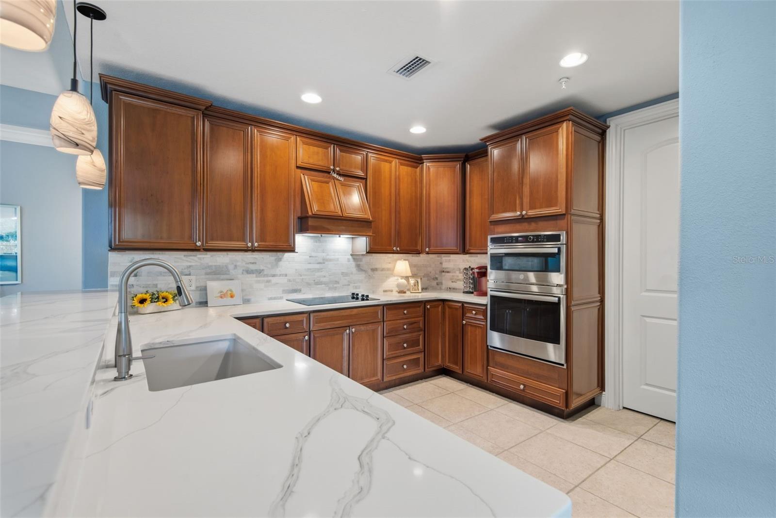 110 CLUB HOUSE DR #202