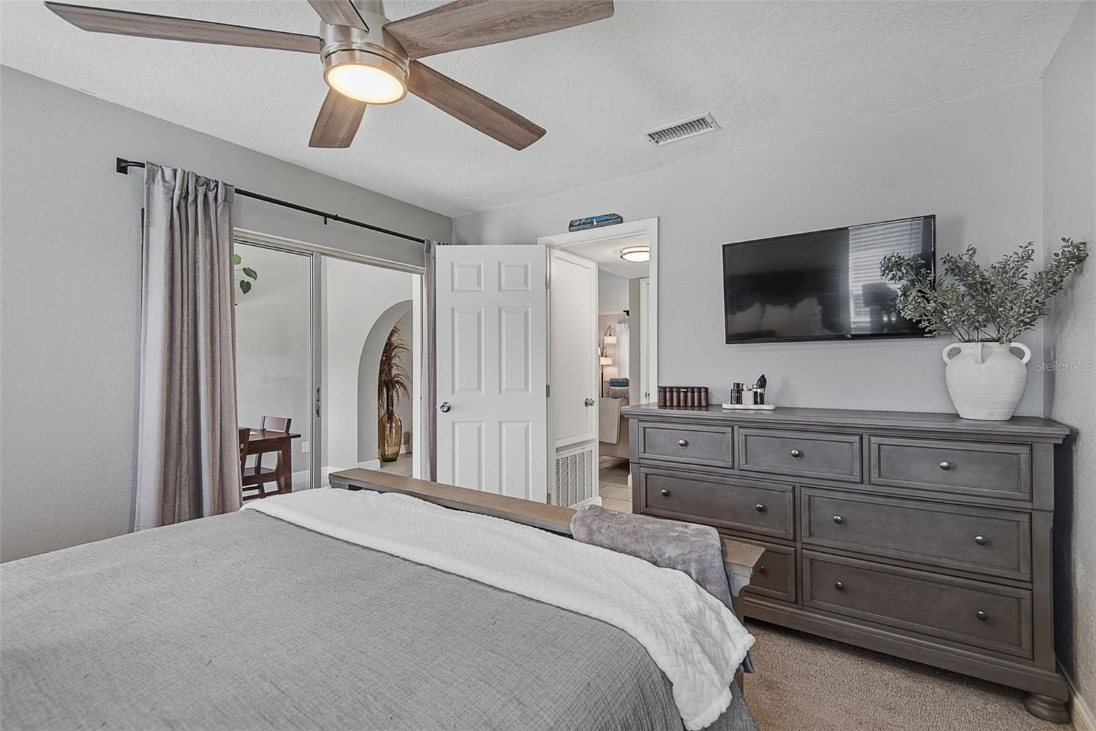 1216 PIN OAK DR