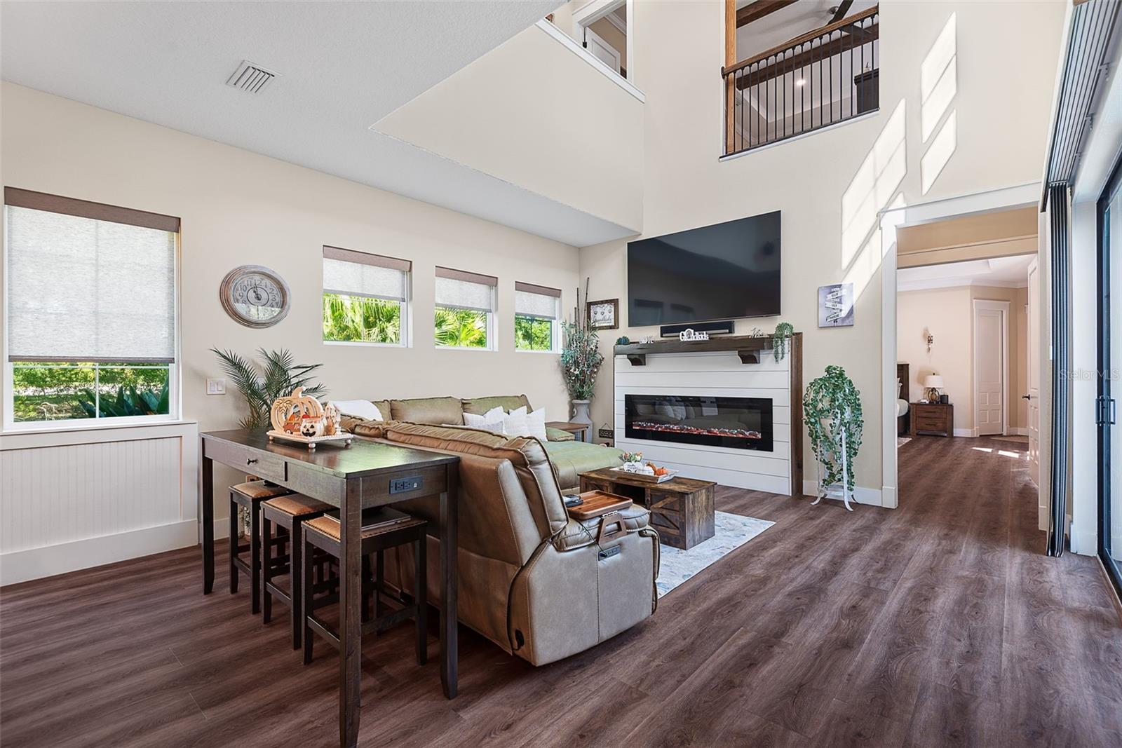 4 OAKVIEW CT