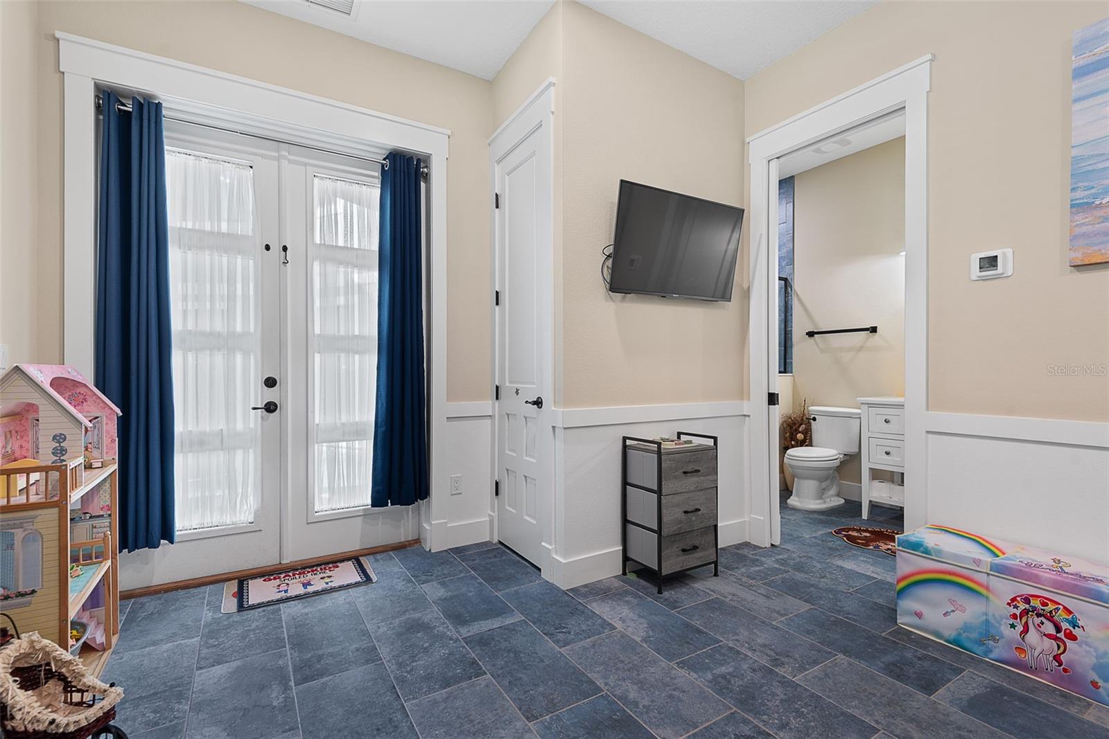 4 OAKVIEW CT