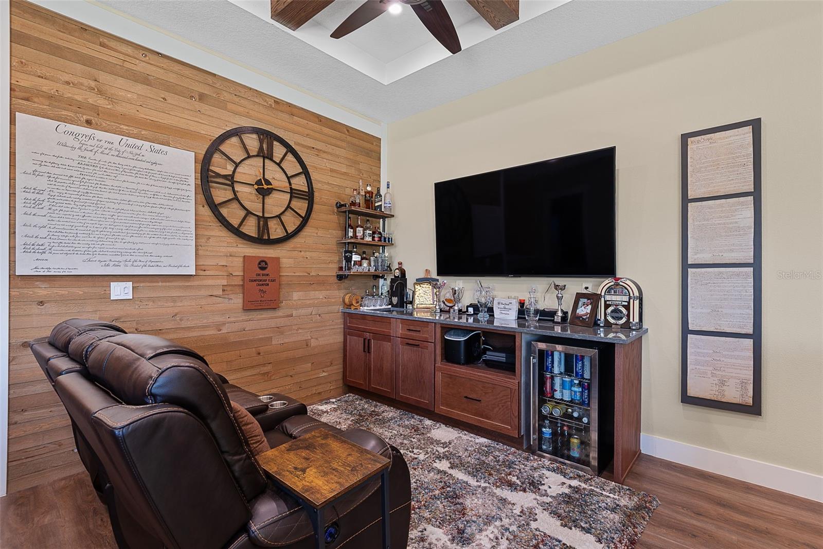 4 OAKVIEW CT