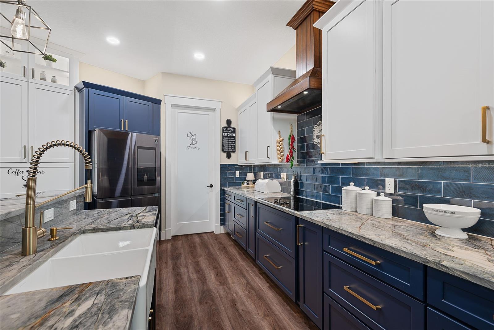 4 OAKVIEW CT