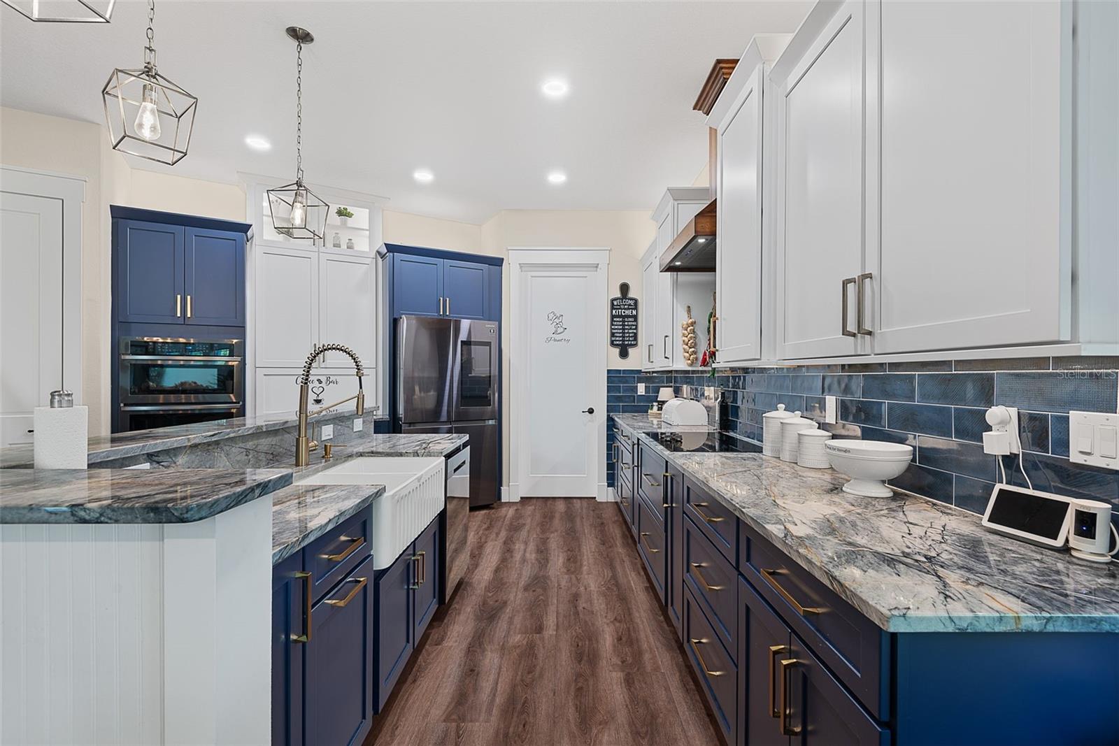 4 OAKVIEW CT