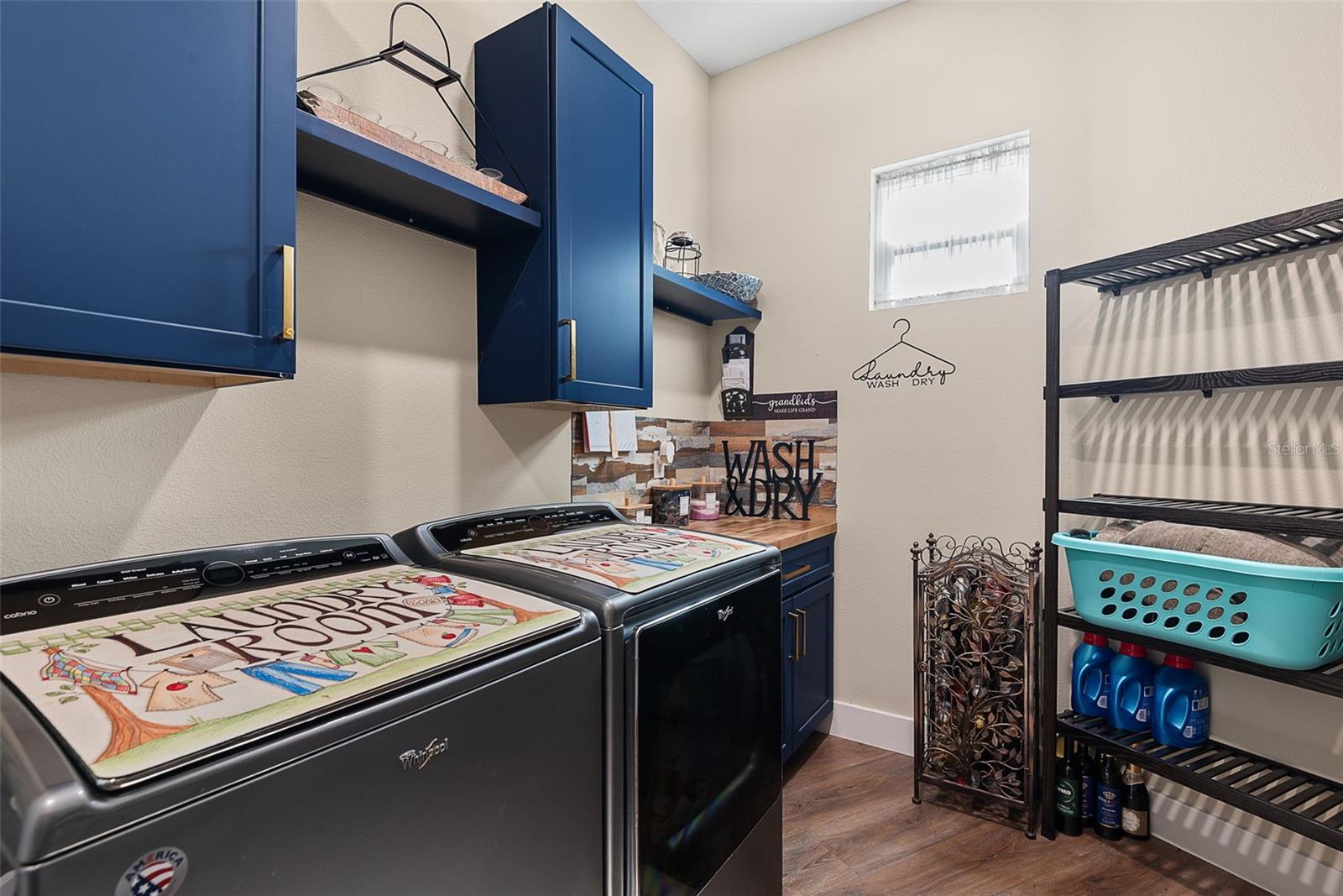 4 OAKVIEW CT