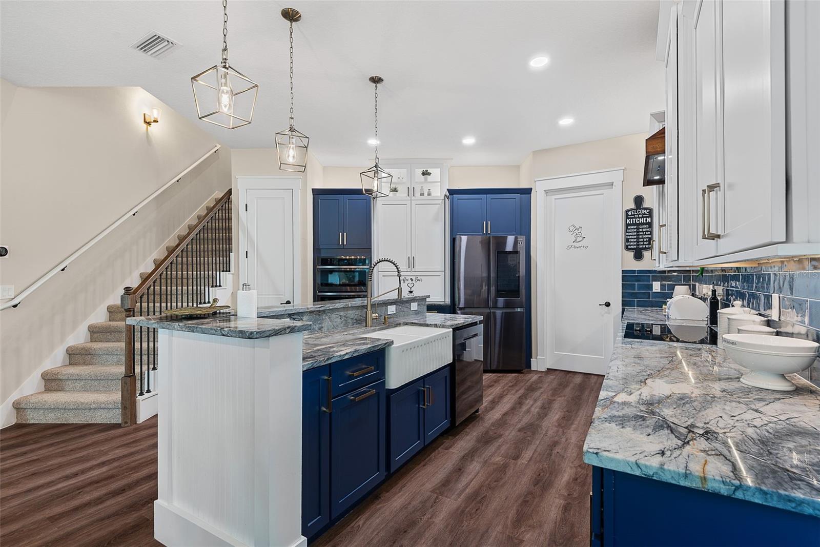 4 OAKVIEW CT