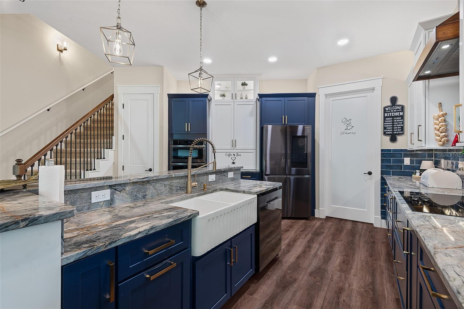 4 OAKVIEW CT