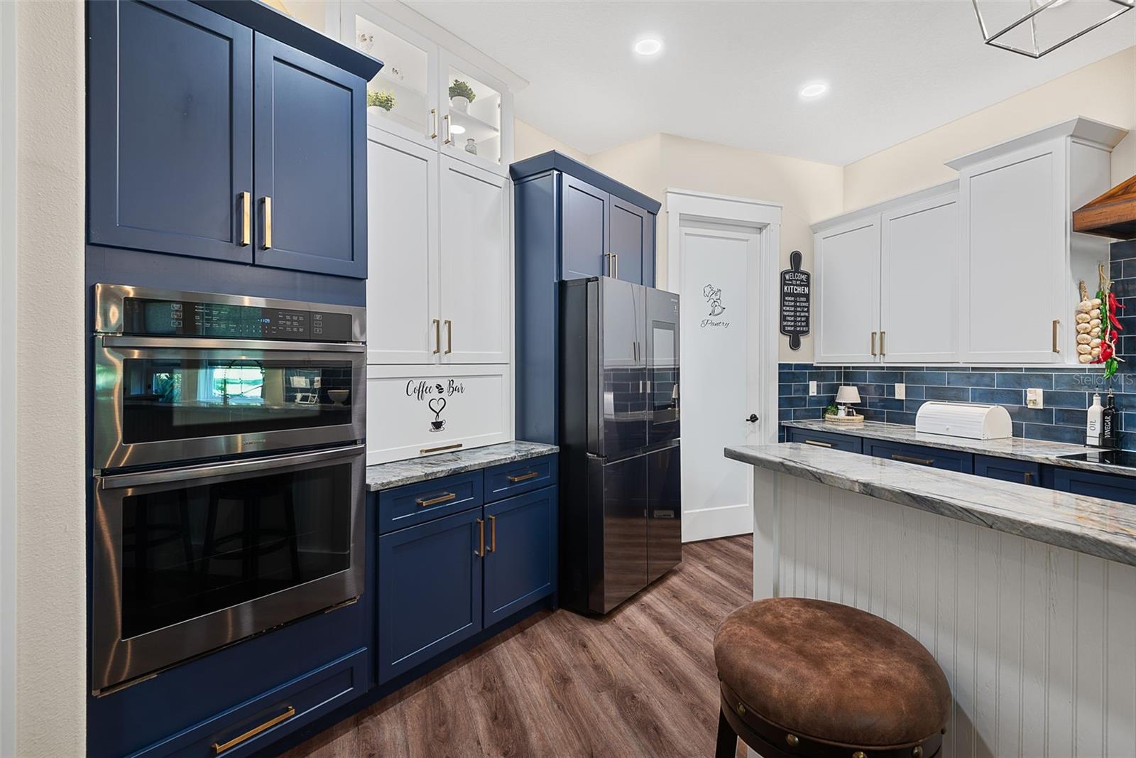 4 OAKVIEW CT