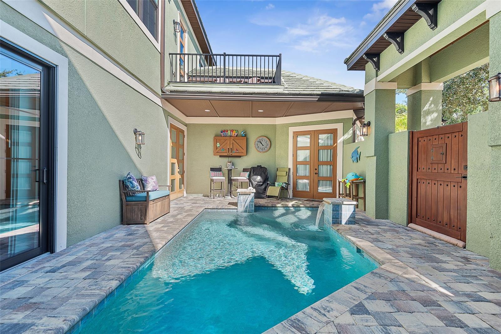 4 OAKVIEW CT