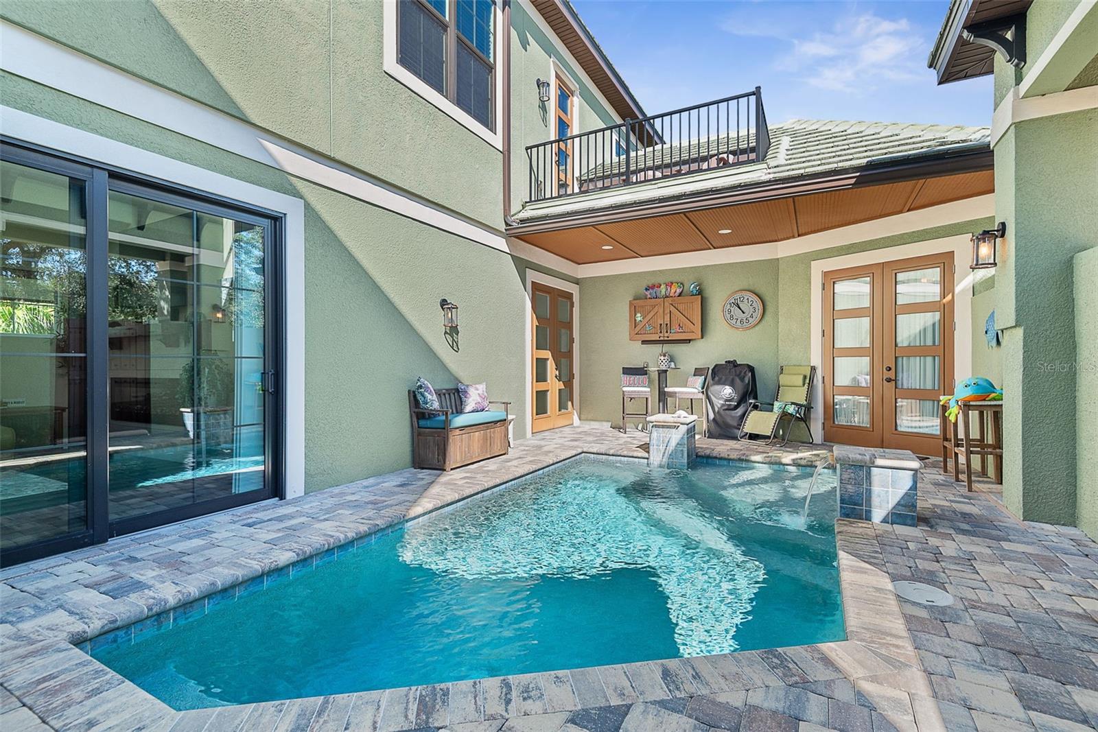 4 OAKVIEW CT