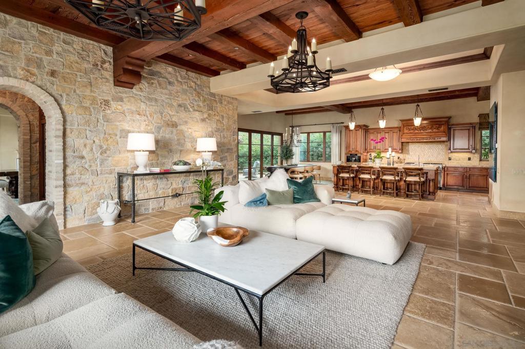 6309 Strada Fragante