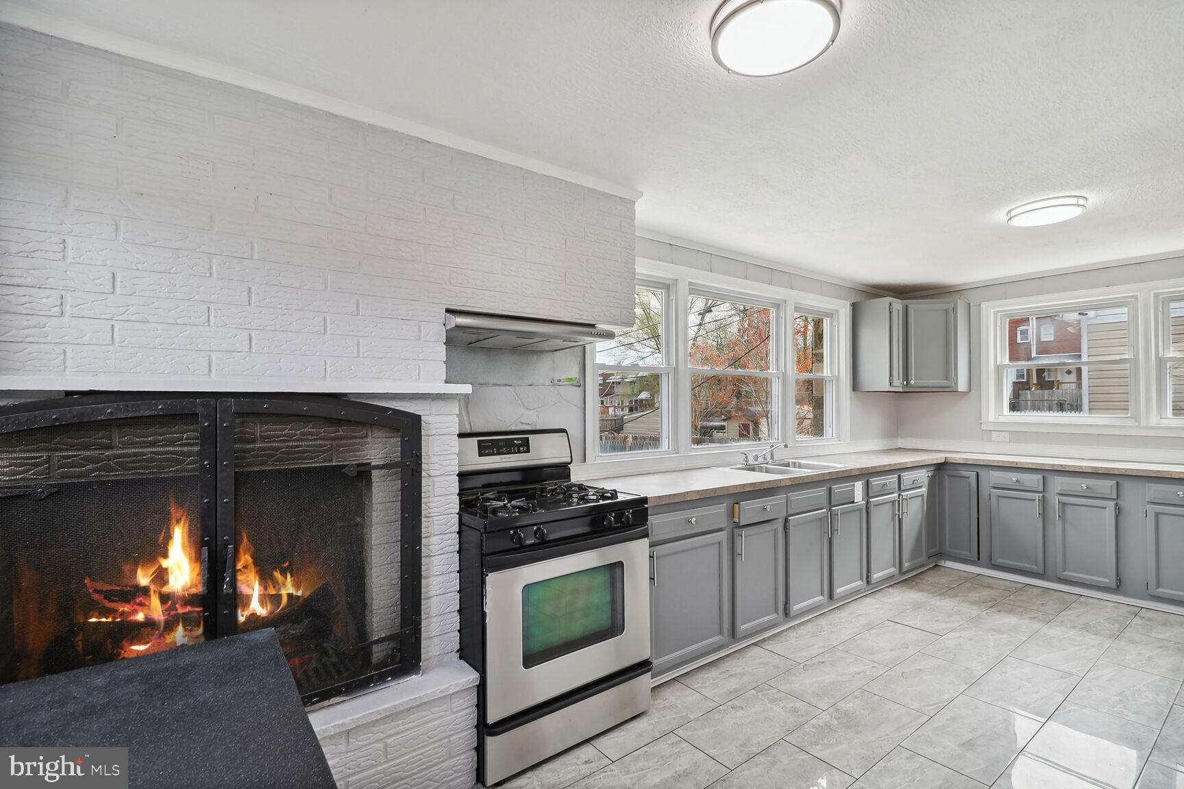 904 E JEFFREY STREET