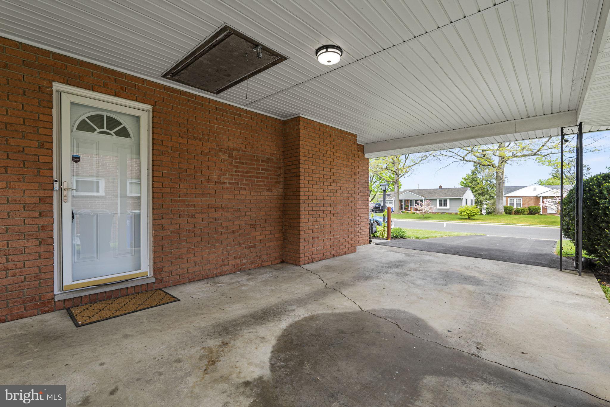 906 KENWOOD DRIVE
