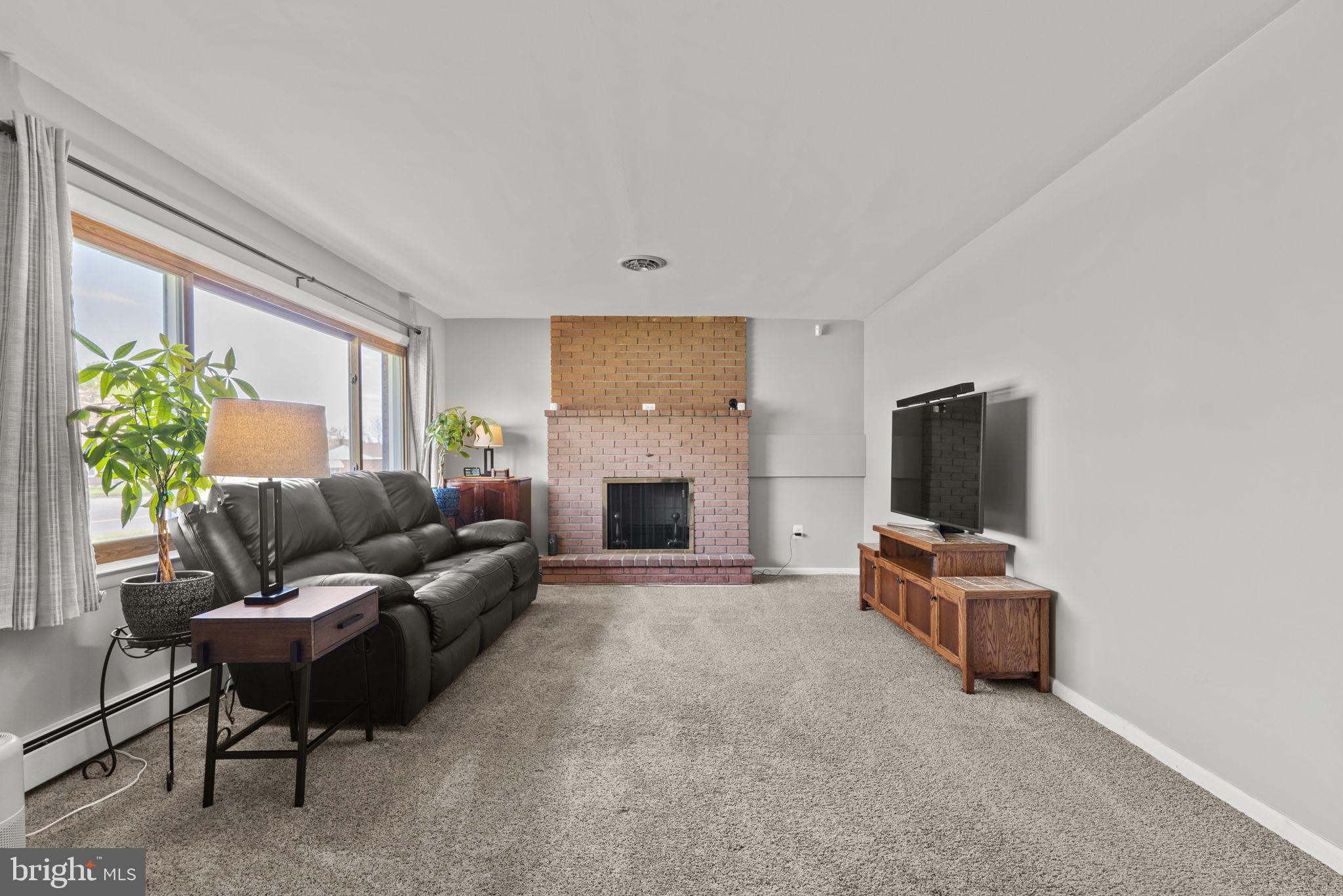 906 KENWOOD DRIVE