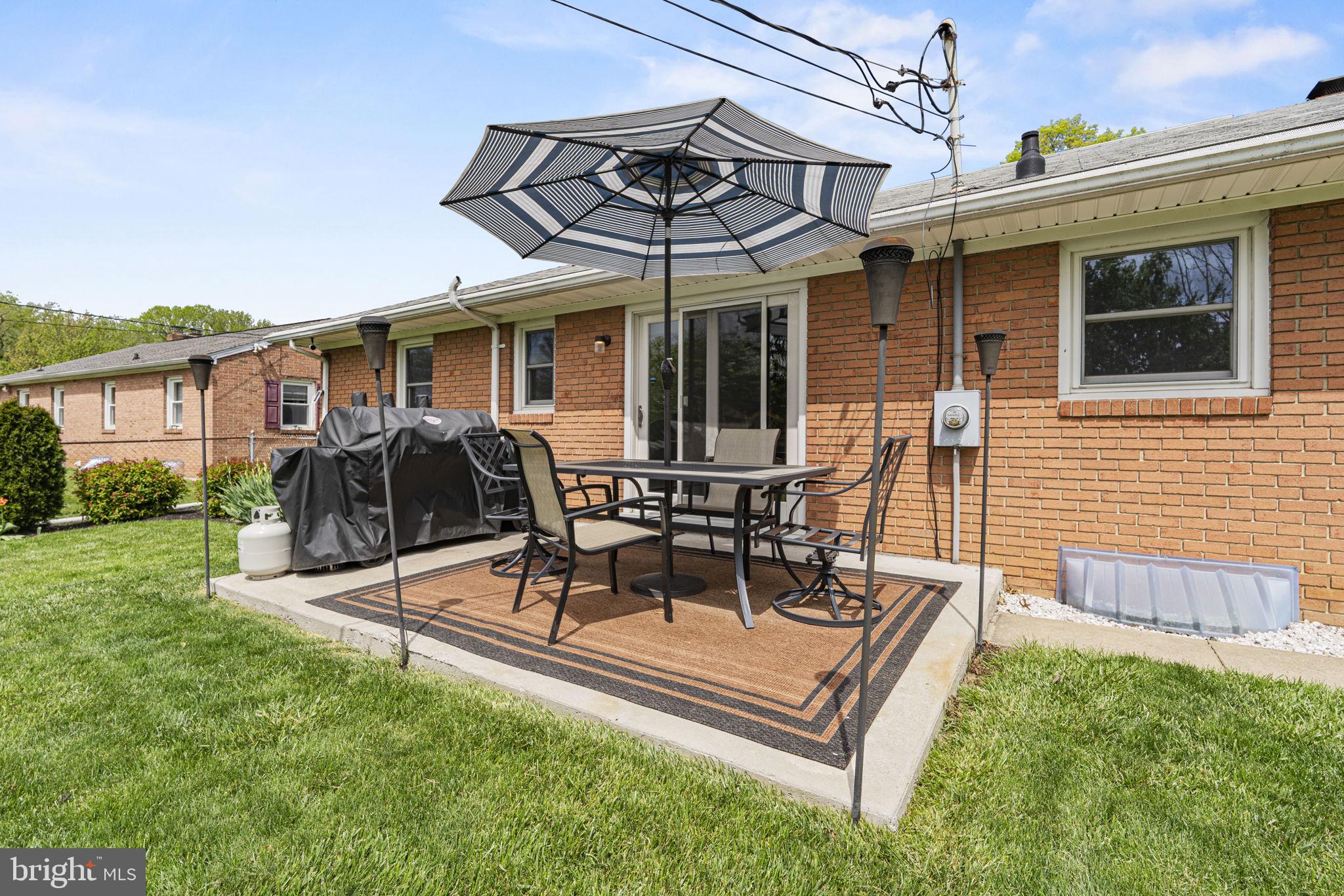 906 KENWOOD DRIVE